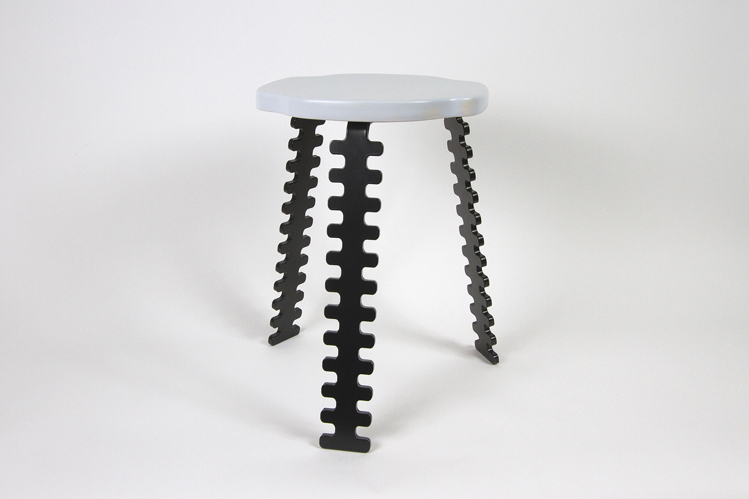 Tabouret / guéridon en impression 3D de céramique réalisé par l'artiste Jessica Boubetra