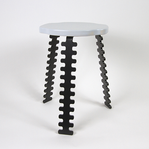 Tabouret / guéridon en impression 3D de céramique réalisé par l'artiste Jessica Boubetra