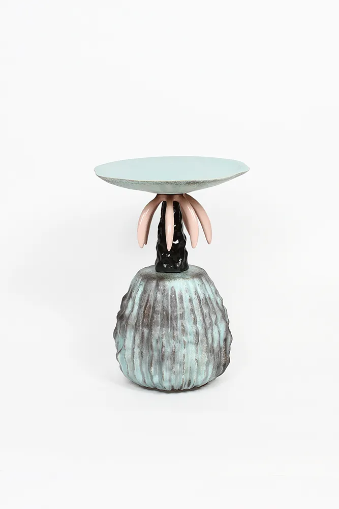 Vue d’ensemble de la table basse Akkala avec plateau bleu pâle et piètement sculptural en céramique