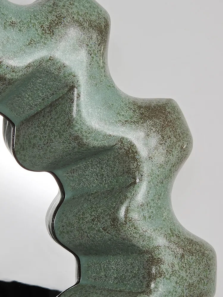 Détail du contour intérieur ondulé du miroir Arasaka en grès émaillé