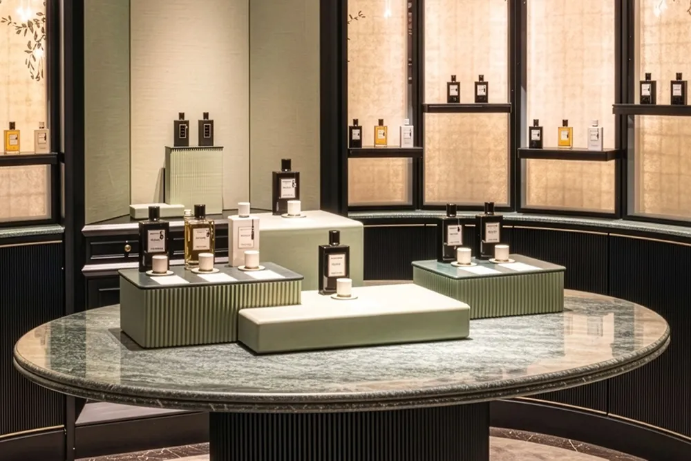Présentoir de parfums en céramique pour la boutique Solitaire Mall de Van Cleef & Arpels