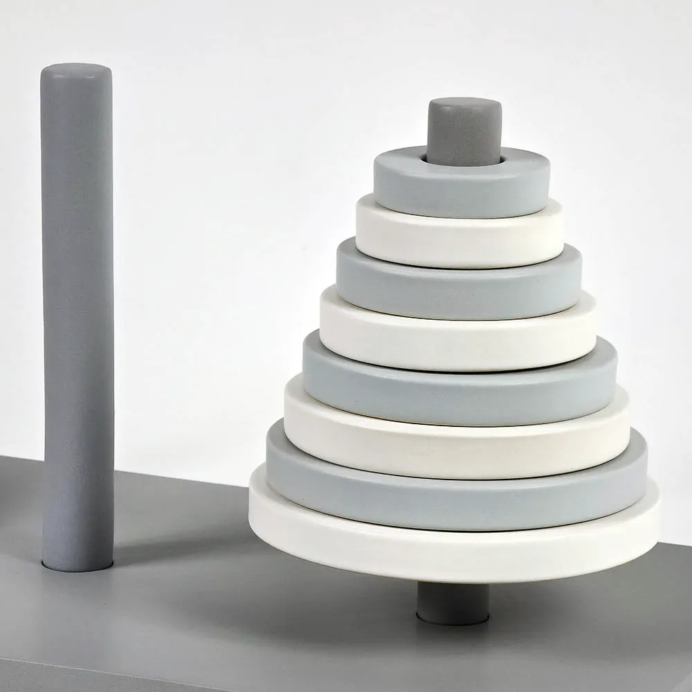 Installation Des reliquats d’attention avec une tour de Hanoï en céramique par Julien Prévieux