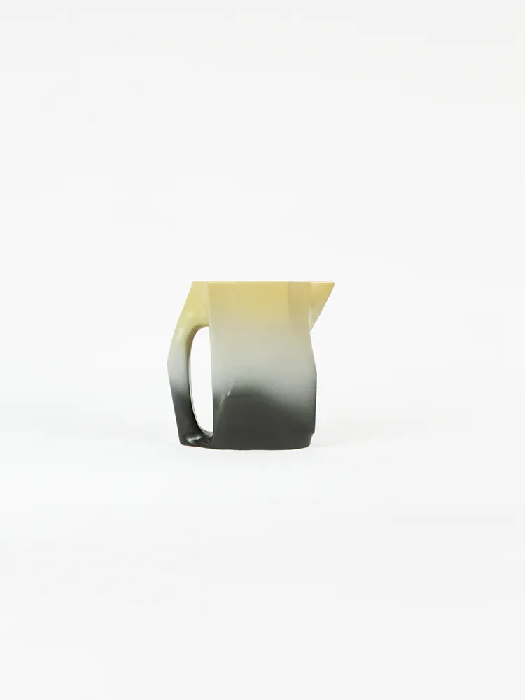 Carafe Computerized en céramique émaillée présentant un dégradé du jaune au noir