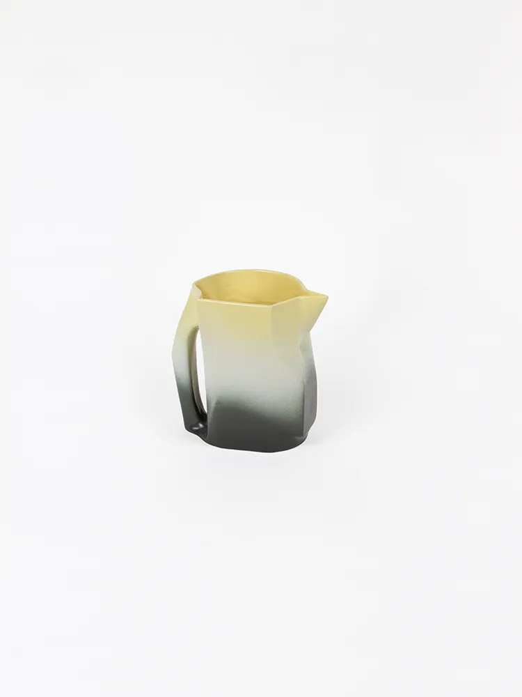 Vue de trois quarts de la carafe Computerized avec bec verseur et anse intégrée