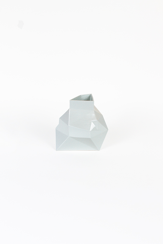 Vue de face du vase Construct en céramique blanche à la forme facettée