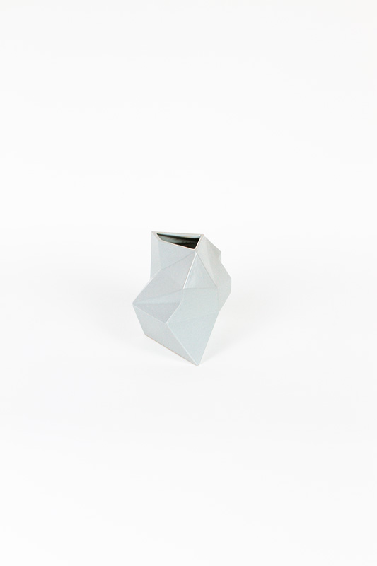 Vue latérale du vase Construct en céramique blanche aux volumes anguleux