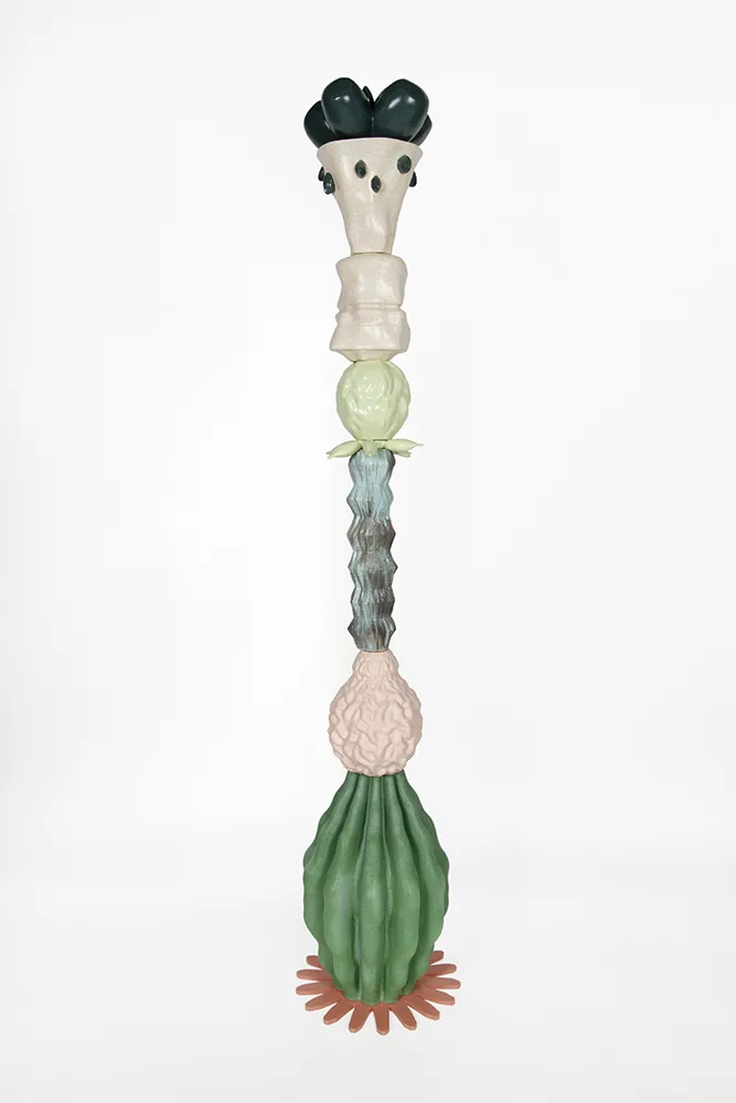 Vue d’ensemble de la colonne Coral Core composée de formes organiques en céramique émaillée multicolore