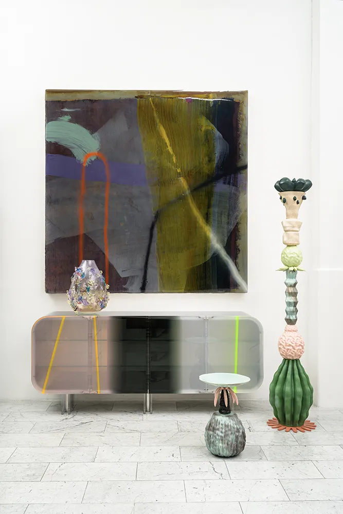 Colonne Coral Core multicolore présentée dans un intérieur contemporain aux côtés d’œuvres et de mobilier
