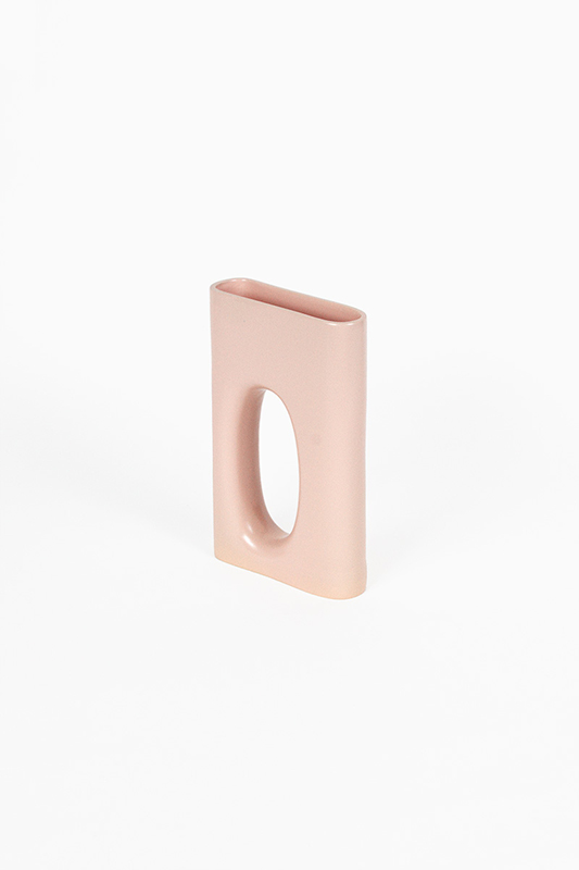 Vue de trois quart du vase Corpo en grès émaillé rose avec ouverture centrale ovale