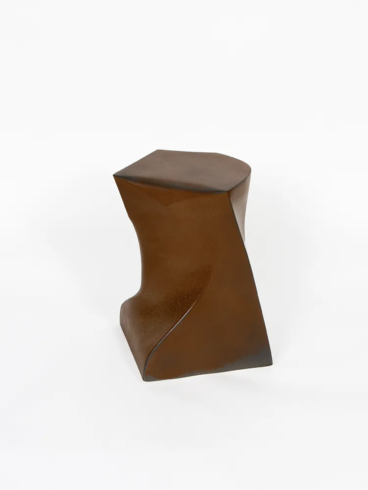 Tabouret Corten en grès émaillé métallisé mat présenté de côté