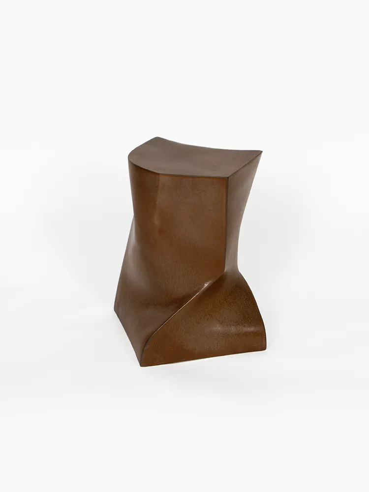 Tabouret Corten en grès émaillé brun présenté de trois quarts sur fond blanc