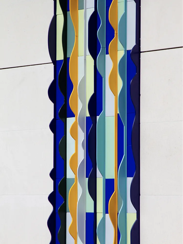 Détail de la façade Ondes en céramique émaillée installée sur la résidence Adagio à Boulogne-Billancourt