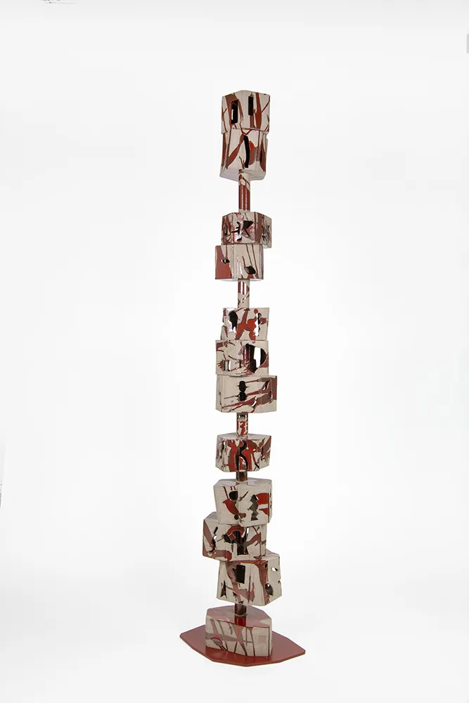 Vue d’ensemble de la colonne Diffraction composée de modules en céramique ajourée aux émaux rouges et noirs