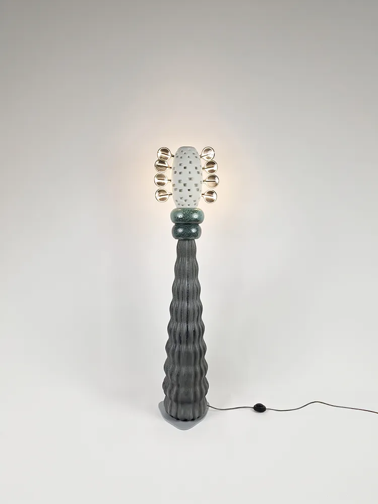 Vue d’ensemble du lampadaire Dilo en grès émaillé, acier peint et verre teinté