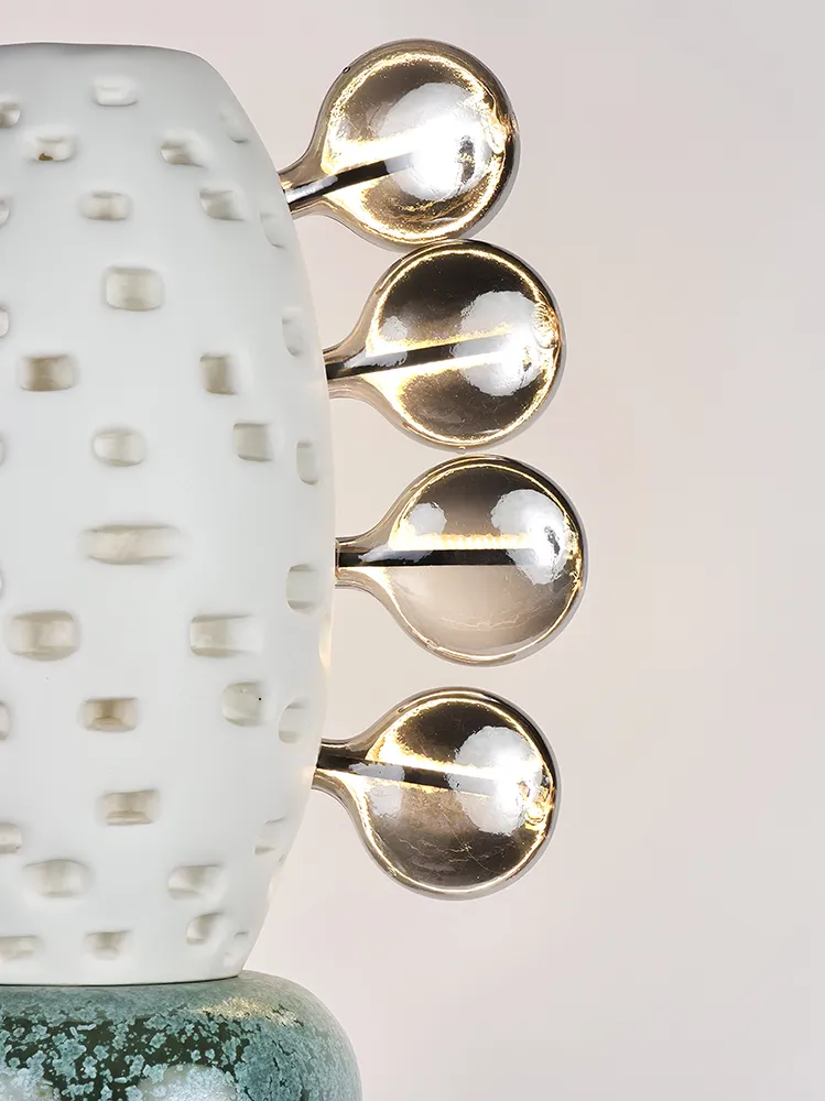 Vue rapprochée des éléments en verre éclairés sur le côté de la lampe Dilo