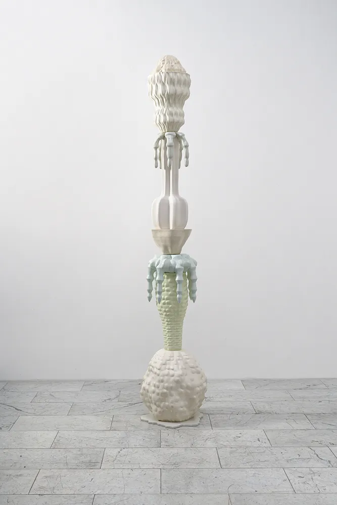 Vue d’ensemble de la colonne Easy Ice composée de volumes organiques en céramique blanche et vert pâle