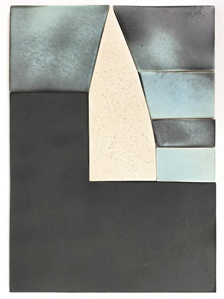 Étude de composition murale en carreaux de grès émaillés bleu, gris et écru