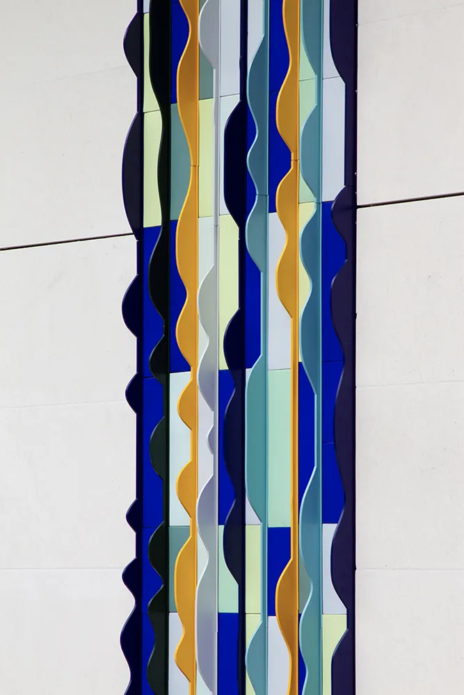 Détail des ondulations colorées en céramique émaillée de la façade Ondes