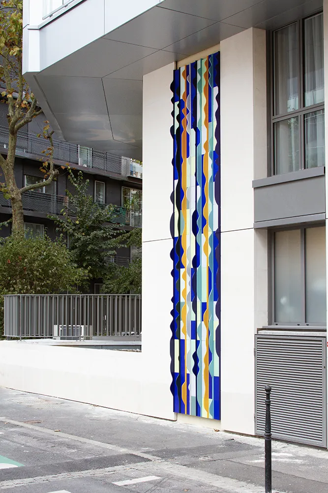 Façade Ondes en céramique émaillée installée sur la résidence Adagio à Boulogne-Billancourt
