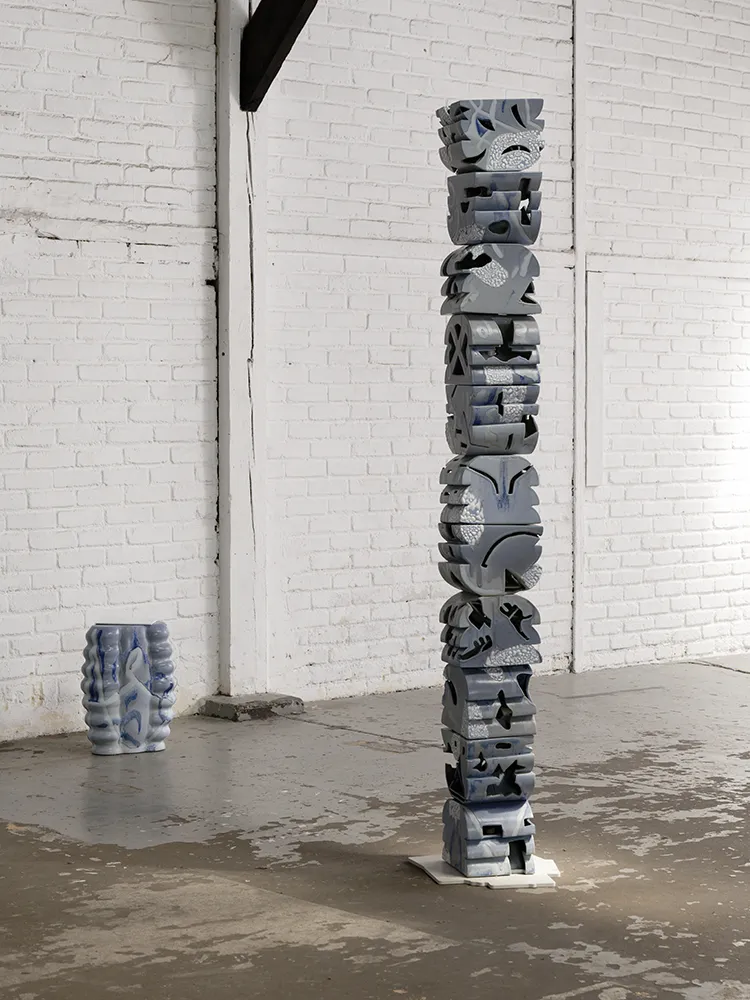 Colonne Le Temps incertain en céramique bleue installée dans un espace d’exposition