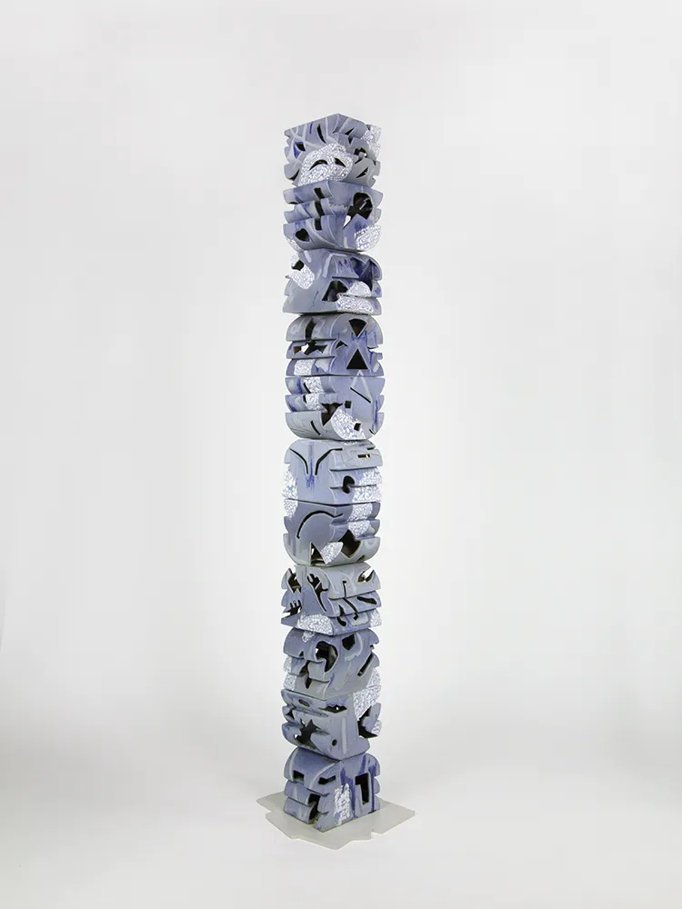 Vue d’ensemble de la colonne Le Temps incertain composée de modules ajourés en céramique émaillée bleue