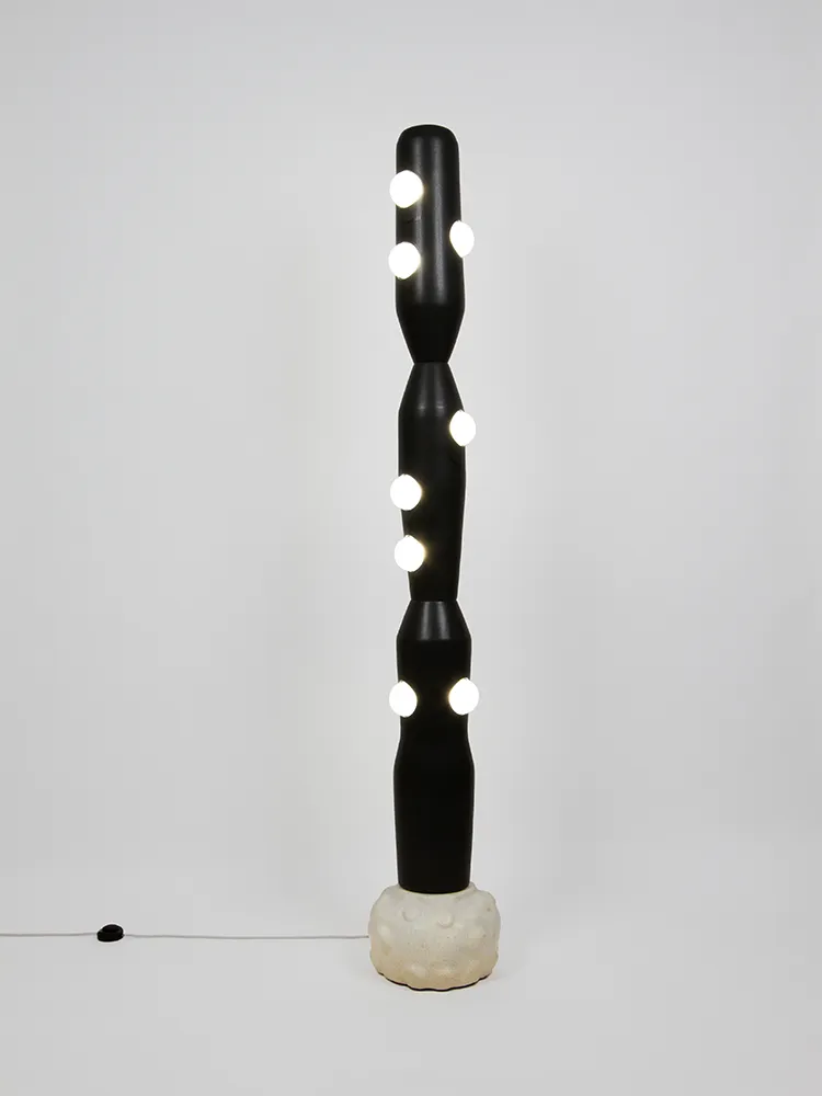 Luminaire Odrade associant colonne noire en céramique et des éléments en verre soufflé diffusant la lumière.