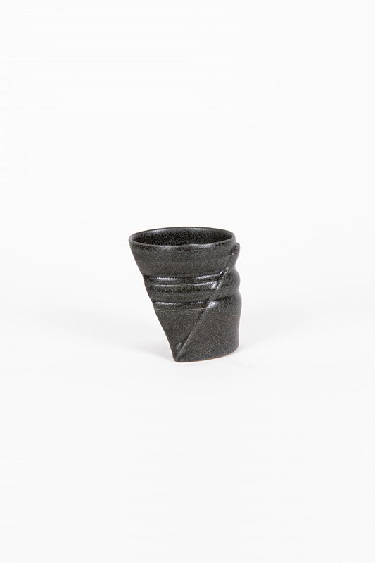 Tasse Maas Neotek en grès émaillé noir à la forme inclinée et facettée