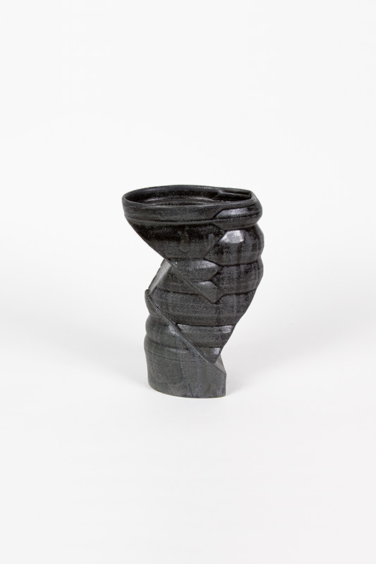 Vase Arrakeen en grès émaillé noir à la forme asymétrique et aux reliefs torsadés