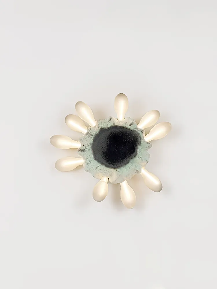 Applique Miranda allumée, composée d’un cœur en grès émaillé entouré d’éléments en verre