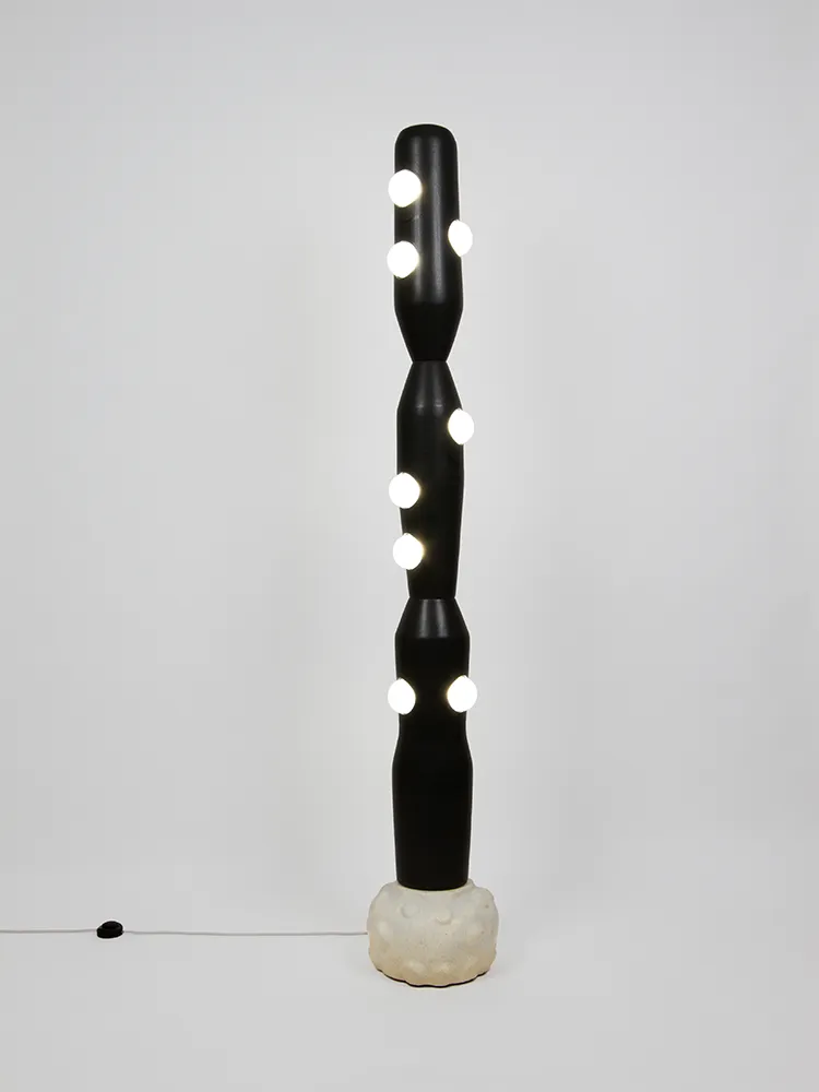 Lampadaire Odrade allumé avec structure noire en grès émaillé et globes lumineux en verre