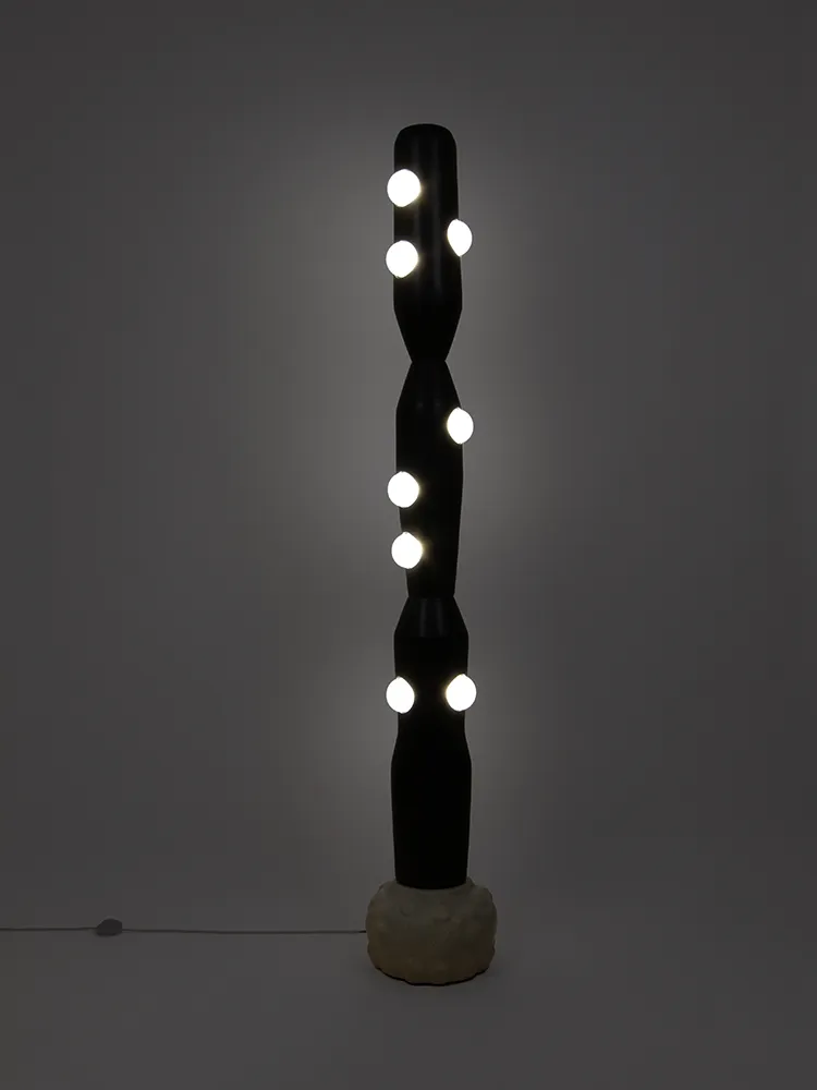 Lampadaire Odrade allumé dans l’obscurité, avec globes lumineux en verre dépoli