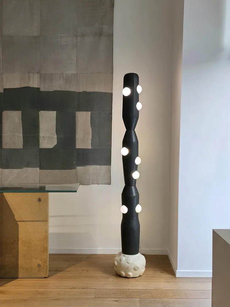 Lampadaire Odrade allumé présenté dans une exposition de la galerie Dutko