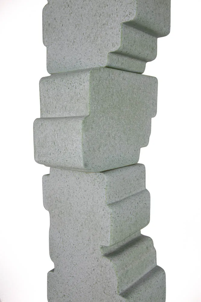 Détail des volumes géométriques superposés de la colonne Pixel en céramique émaillée