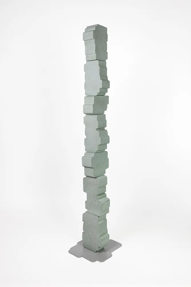 Vue d’ensemble de la colonne Pixel composée de volumes géométriques en céramique émaillée vert pâle