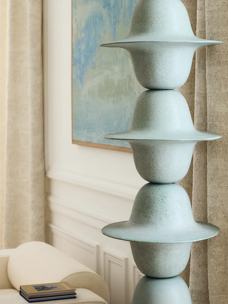 Colonne Pluie en céramique émaillée présentée dans un intérieur contemporain