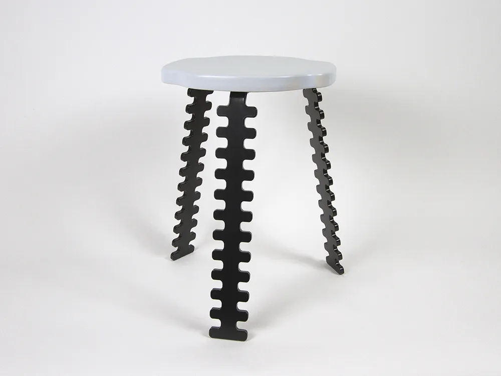 Détail de l’assise en grès émaillé blanc et du piètement découpé du tabouret Polypode