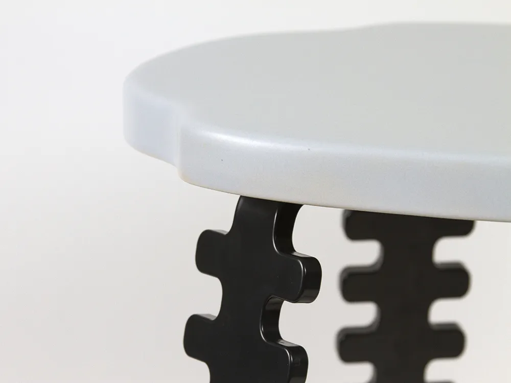 Détail de l’assise en grès émaillé blanc et du piètement découpé du tabouret Polypode