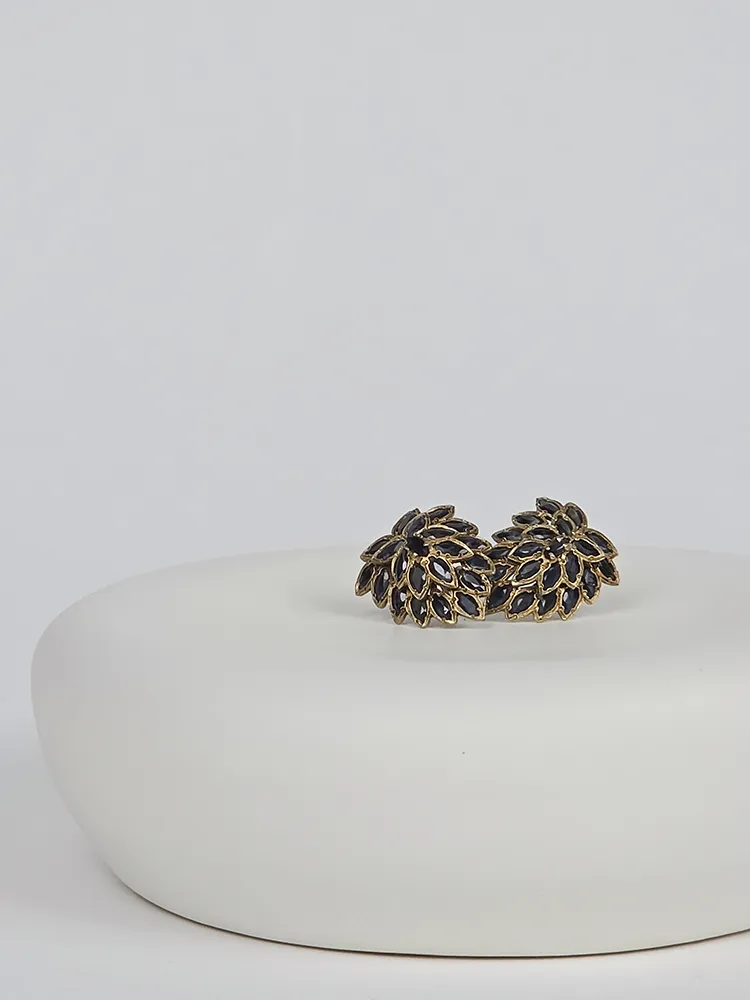 Présentoirs en céramique grise imprimée en 3D accueillant boucles d’oreilles