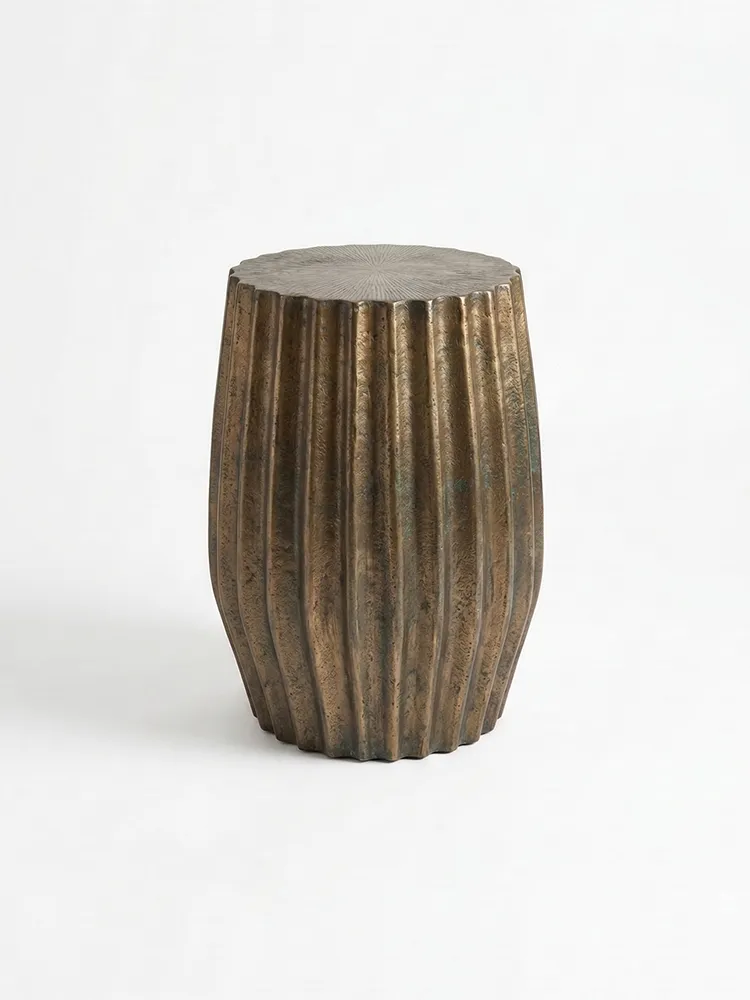 Tabouret Sardaukar en céramique à émail doré et surface verticale cannelée