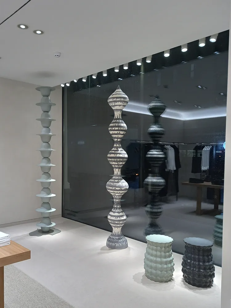 Colonne She présentée avec plusieurs œuvres en céramique dans une boutique Massimo Dutti