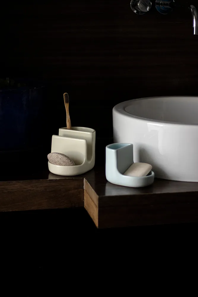 Contenants Shells en céramique disposés près d’un lavabo avec savon et brosse à dents