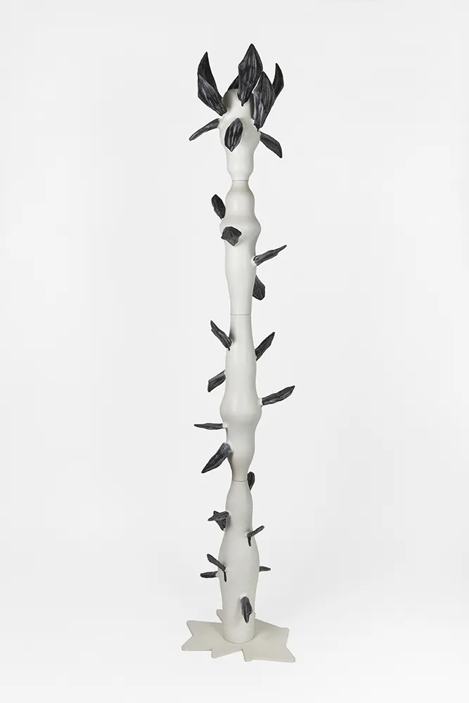 Seconde colonne Strange Trees en grès émaillé blanc ponctuée de formes végétales noires
