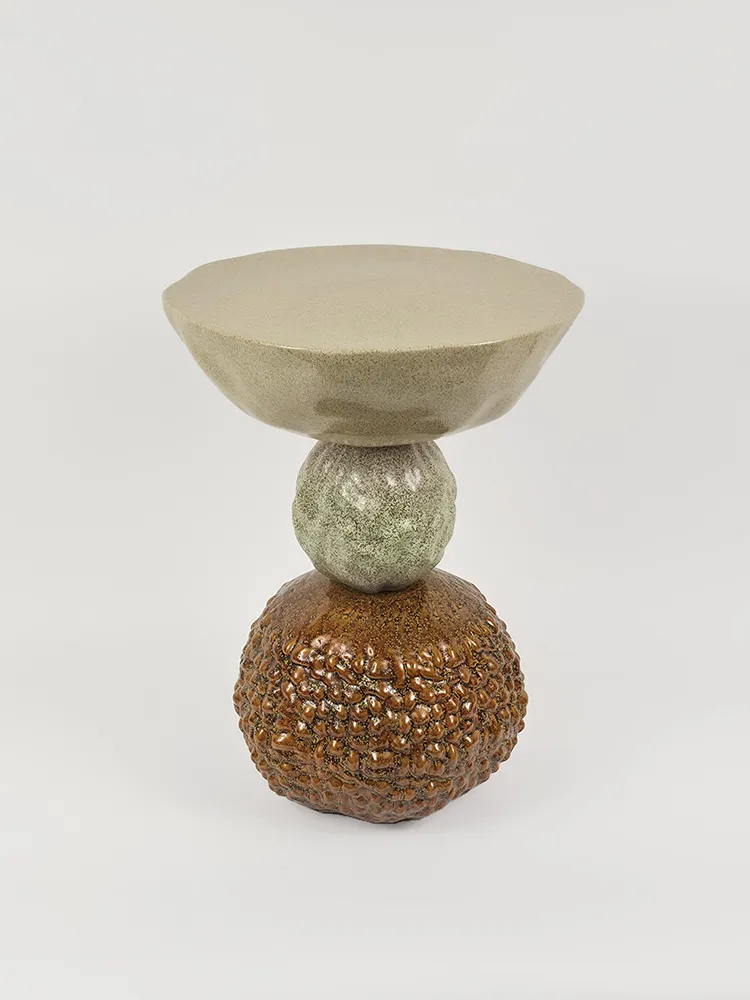 Table d’appoint avec plateau et piètement sculptural en céramique émaillée