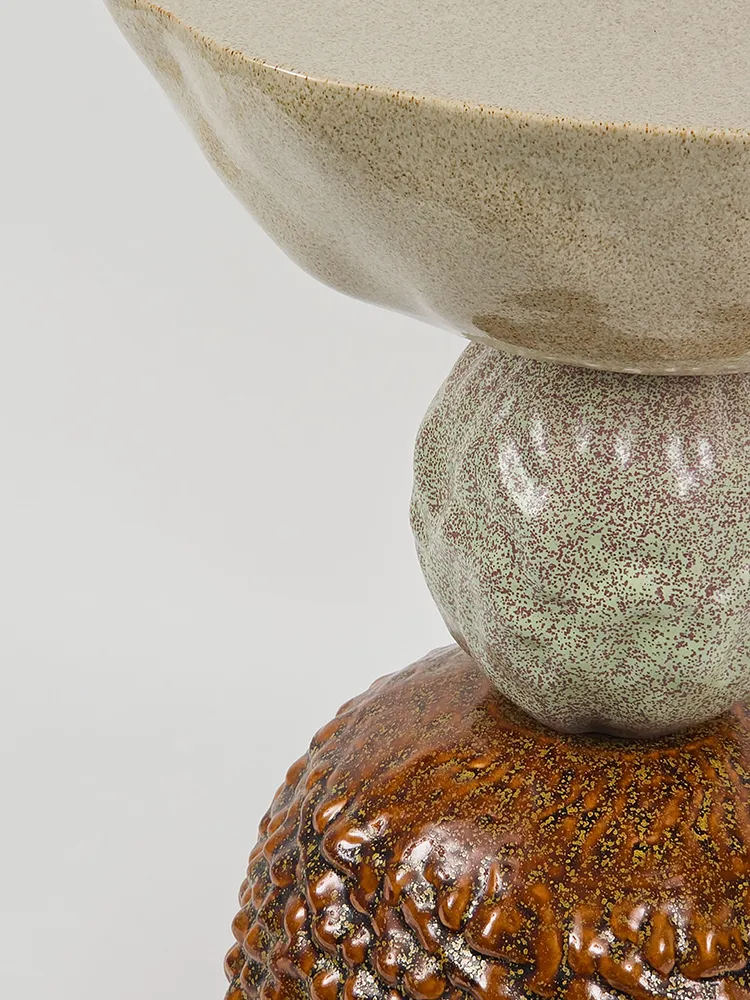 Détail du plateau beige en grès émaillé de la Table Totem 1