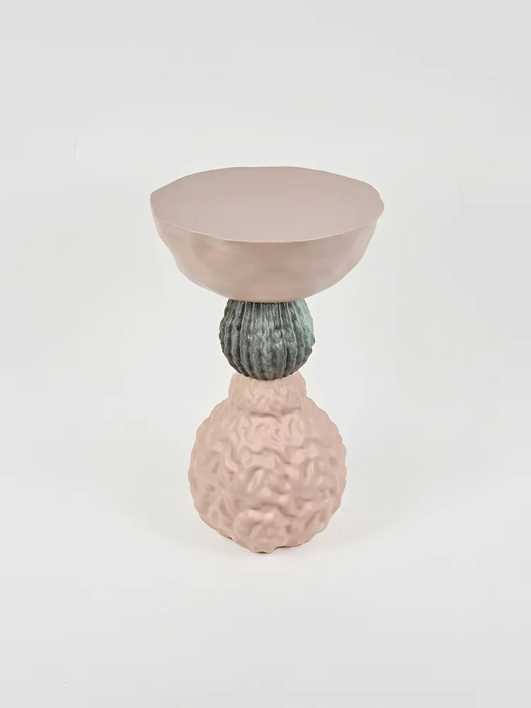 Table Totem 2 avec plateau rose pâle et piètement sculptural en céramique verte et rose