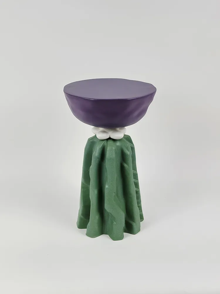 Vue frontale de la Table Totem 3 en céramique verte, blanche et violette