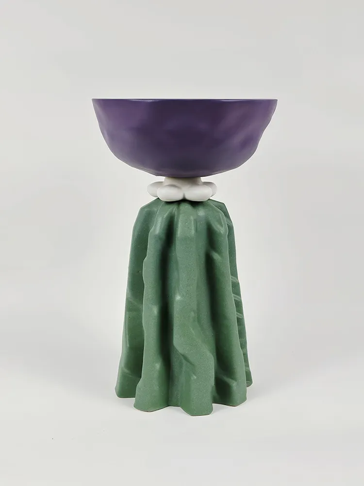 Table Totem 3 avec plateau violet et piètement vert plissé en céramique émaillée