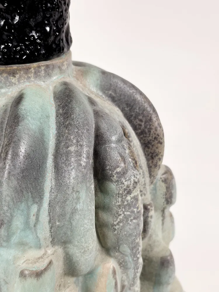 Détail des reliefs sculpturaux et de l’émail gris vert du piètement de la Table Totem 4