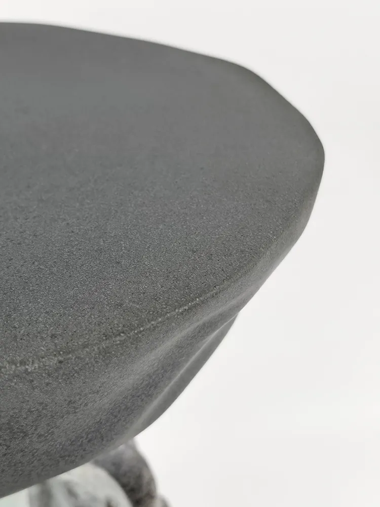 Détail du plateau noir mat aux contours arrondis de la Table Totem 4