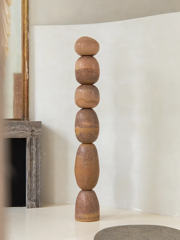 Totem Perles composé de volumes arrondis superposés en céramique aux nuances ocre imprimée en 3D